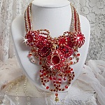 Plastron Rubis haute Couture brod&eacute; avec des cabochons : l&rsquo;Agate et le Corail Rouge, cristaux : fleurs, gouttes, toupies, fleurs, perles en R&eacute;sine et Verre, rocailles,  calottes et perles filigran&eacute;es